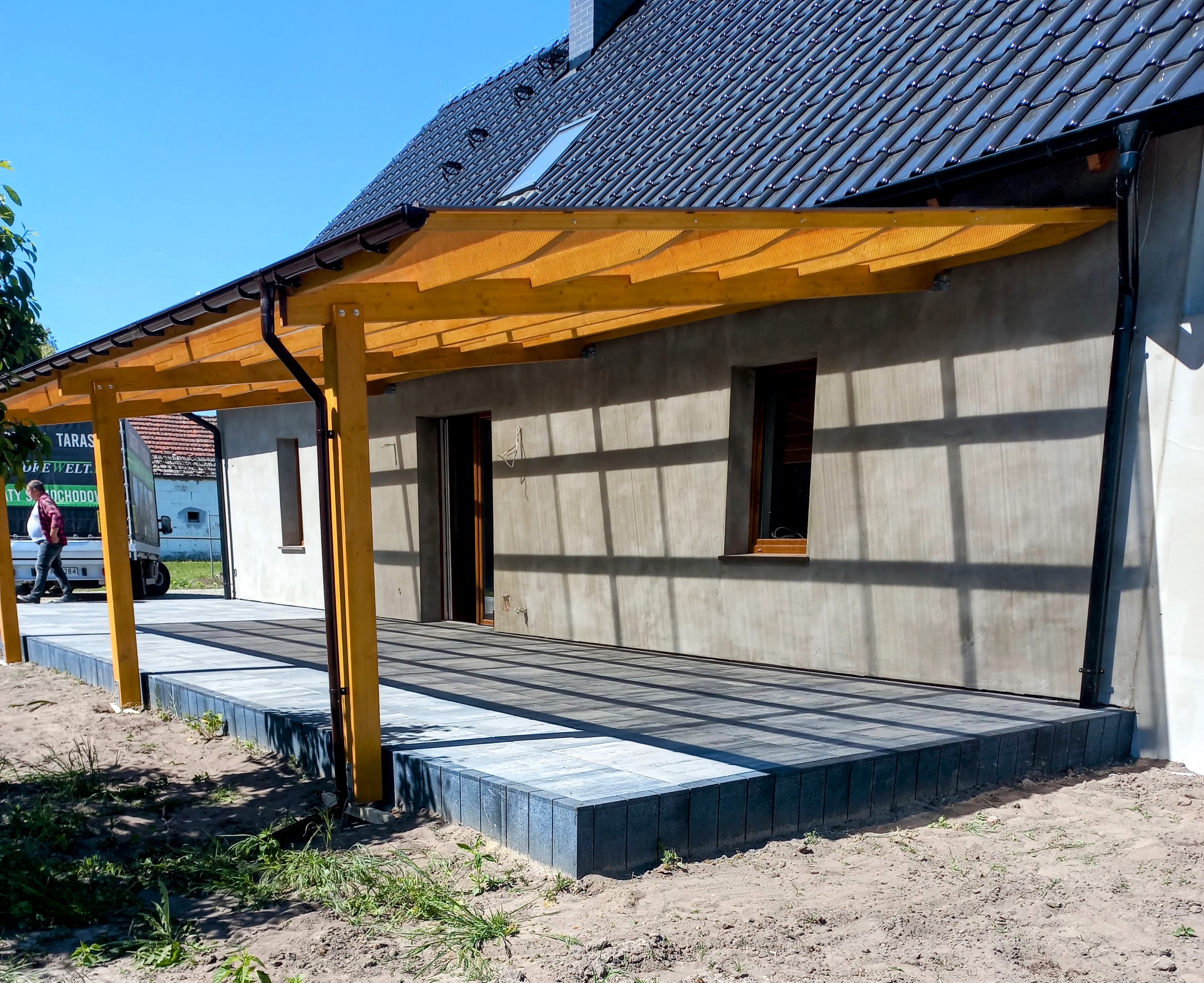 Zadaszenie tarasowe z drewnianą konstrukcją.